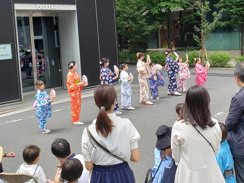 苗植 / 京橋三丁目ブラザー前広場おいて日本舞踊藤間流の協力により奉納の舞が披露されました。
