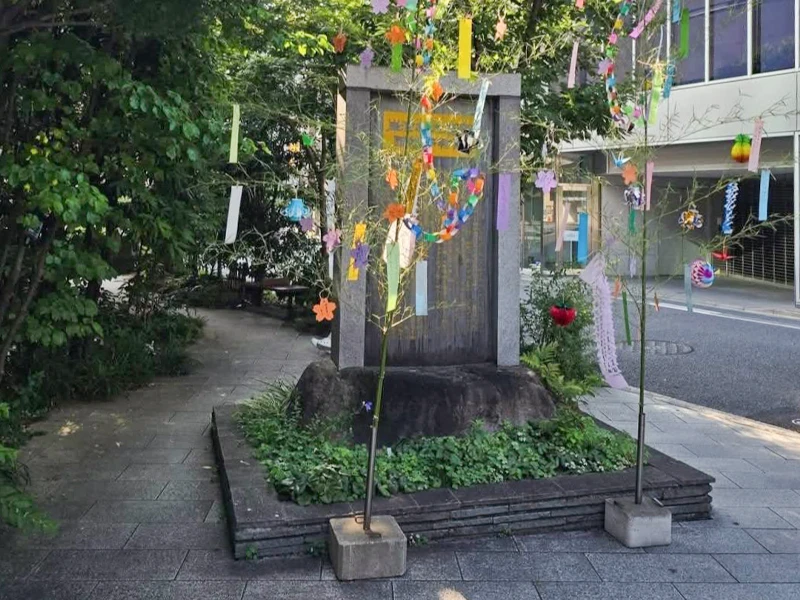 苗植 / 於 : 京橋大根河岸おもてなしの庭